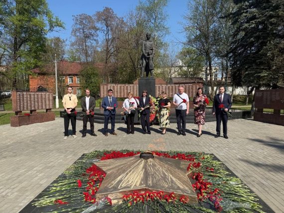 Нотариусы Подмосковья возложили цветы к Мемориалу в Одинцово