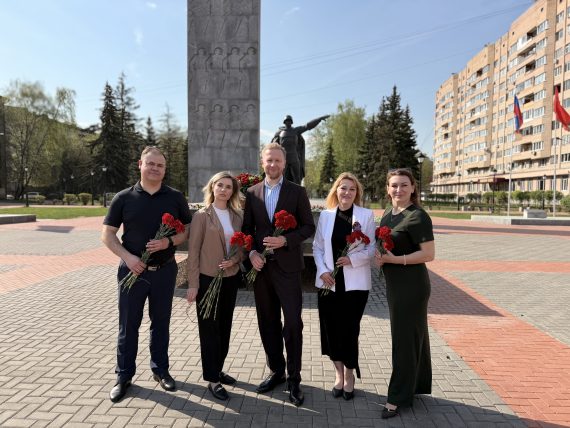 Нотариусы Подмосковья возложили цветы к мемориалу в Балашихе