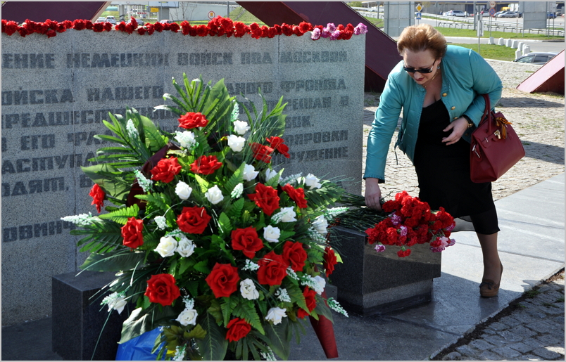 Делегация МоНП возложила цветы к памятнику защитникам столицы"