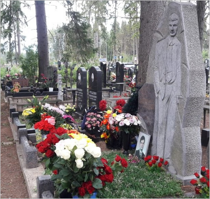Нотариусы возложили цветы к памятникам погибшим коллегам"