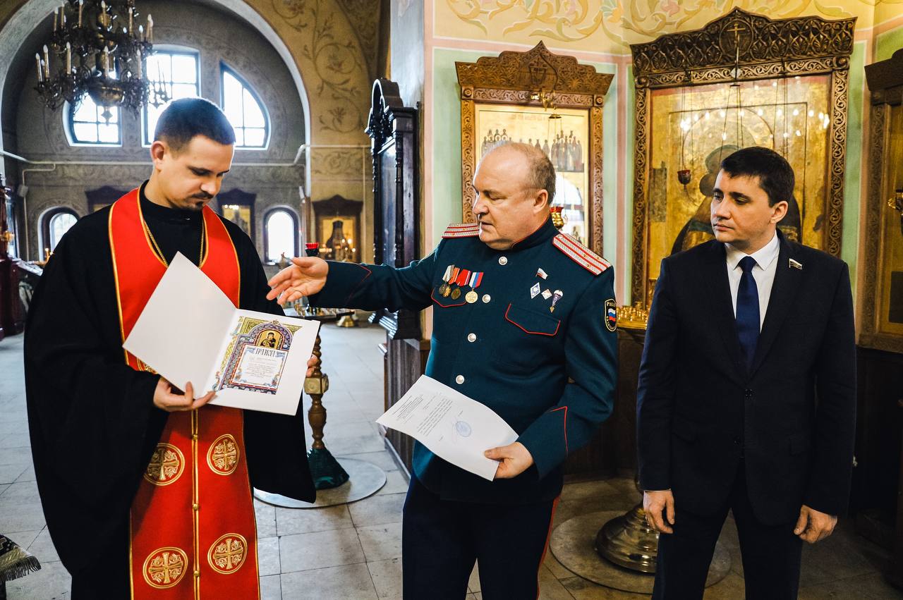 Передача иконы Маркиана и Мартирия в дар храму Троицы Живоначальной в Химках"