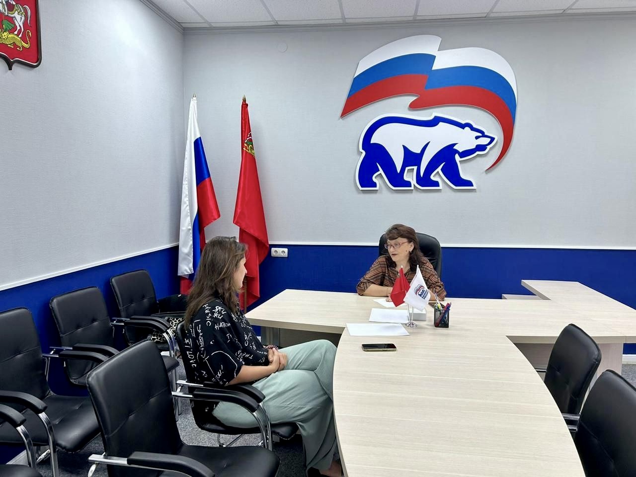 В рамках Недели приёмов по вопросам правовой поддержки в Общественной приёмной местного отделения партии «Единая Россия» в Наро-Фоминске встречу с гражданами провела нотариус Лобанова Раиса Николаевна"