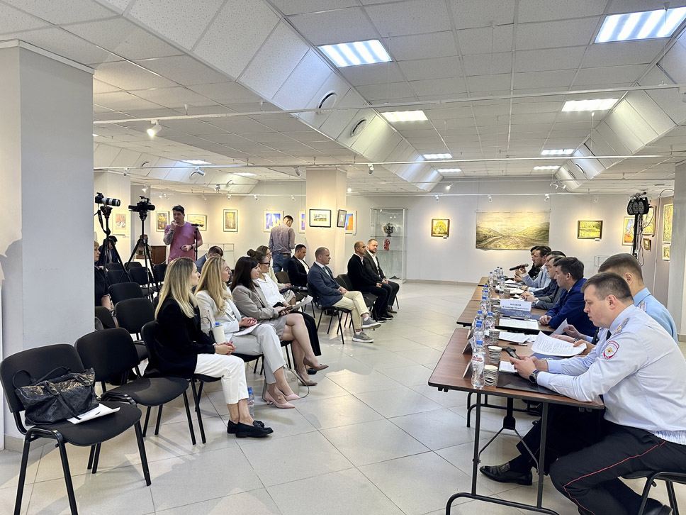 Круглый стол на тему Взаимодействие органов власти и органов самоуправления с гражданами и бизнесом"